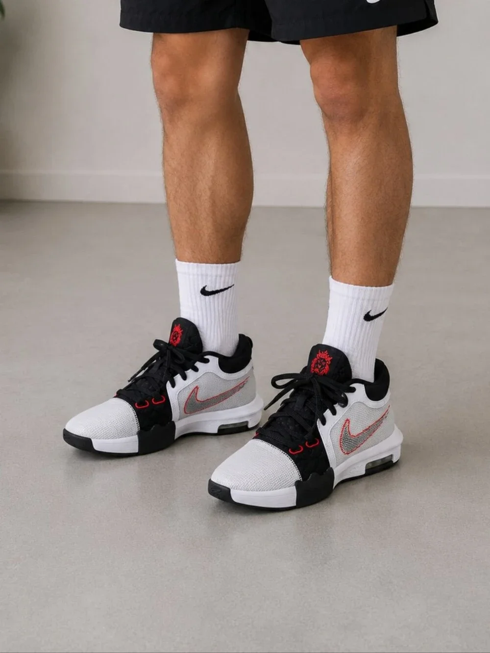 Nike LeBron Witness 8 Basketball Shoes White Black Red Men's Size 7.5 New In Box